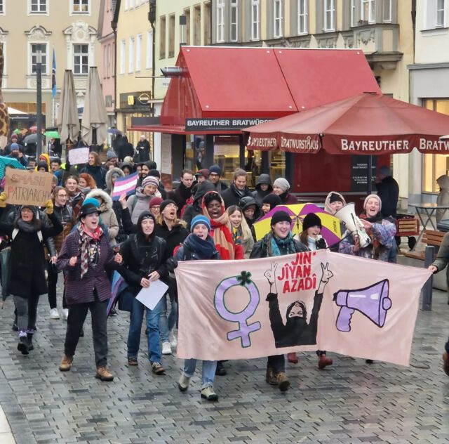 Der 8. März ist feministischer Kampftag und deswegen haben wir auch in Bayreuth gestreikt!
Trotz des nassen und kalten Wetters waren viele Menschen da und waren mit uns laut💜📢

#8march 
#womenlifefreedom 
#feministischerstreik
